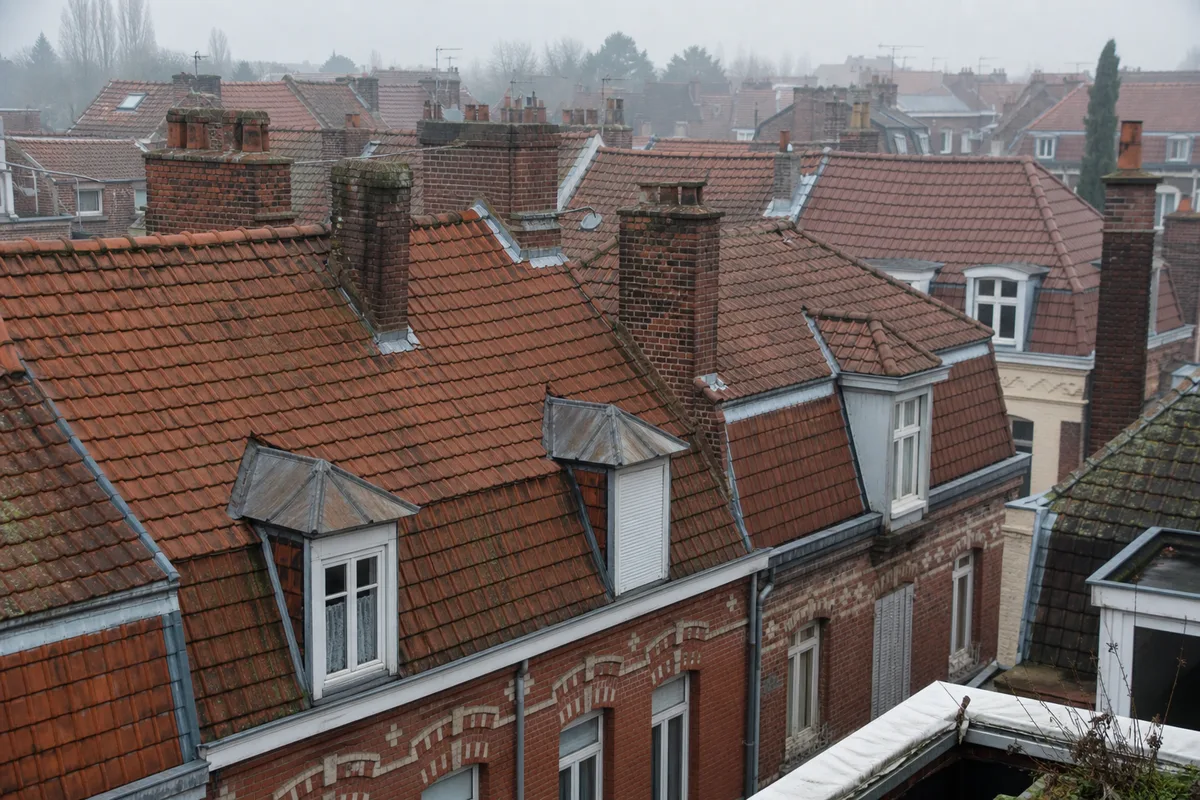 Toits de maisons en brique de Wasquehal, tuiles rouges et lucarnes sous un ciel gris du Nord